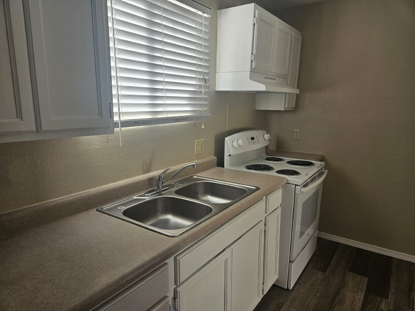 EASTSIDE: 3 BR, 2 BA TOWNHOME property image