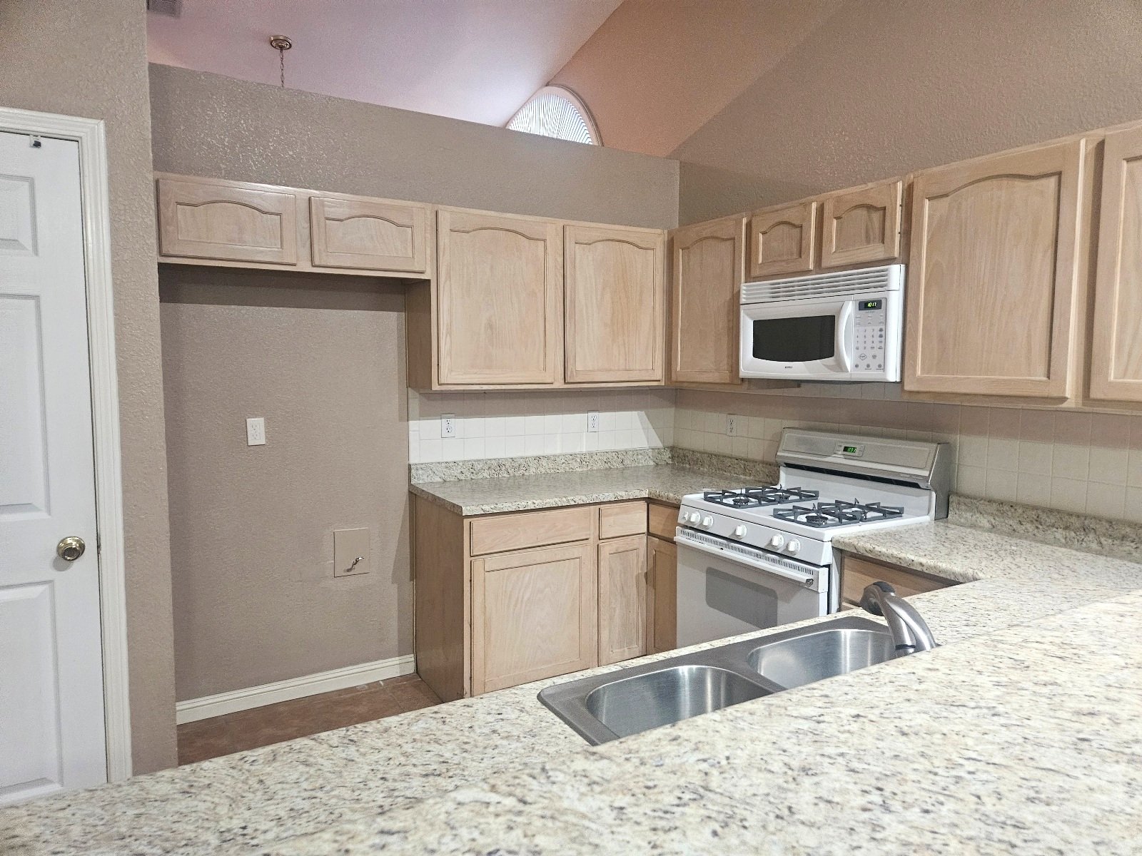 WESTSIDE: 3 BR, 2 BTH REFRIGERATED AIR*** property image