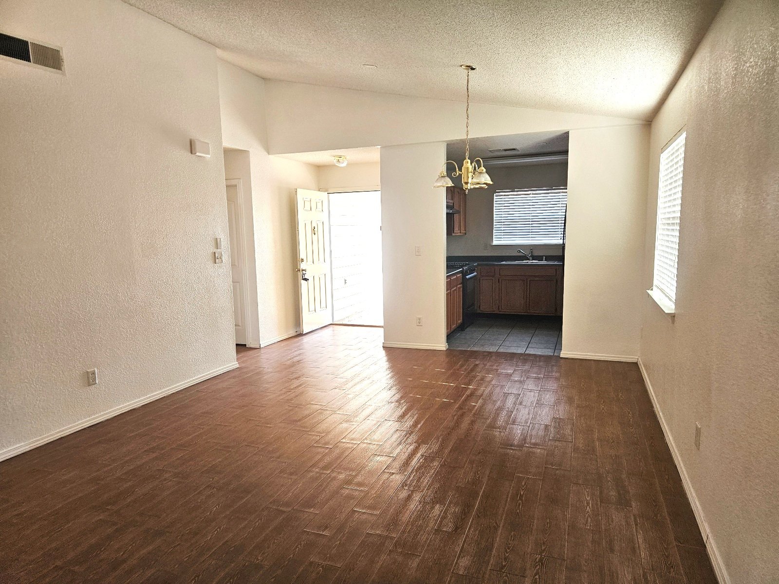 EAST : 3 BR, 2 BTH ***REFRIGERATED AIR*** property image