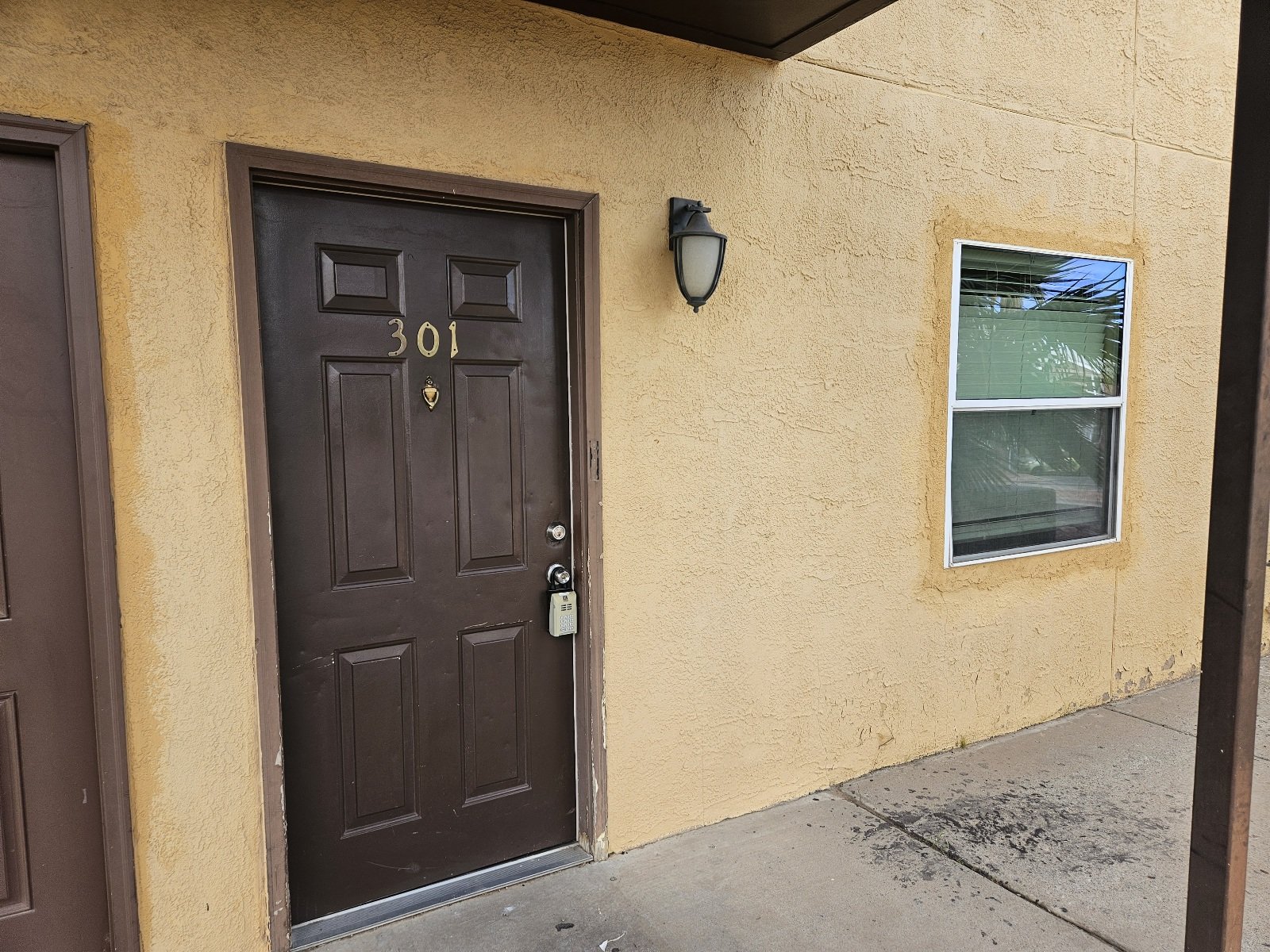 WESTSIDE: 2 BR, 1 BA REFRIGERATED AIR property image