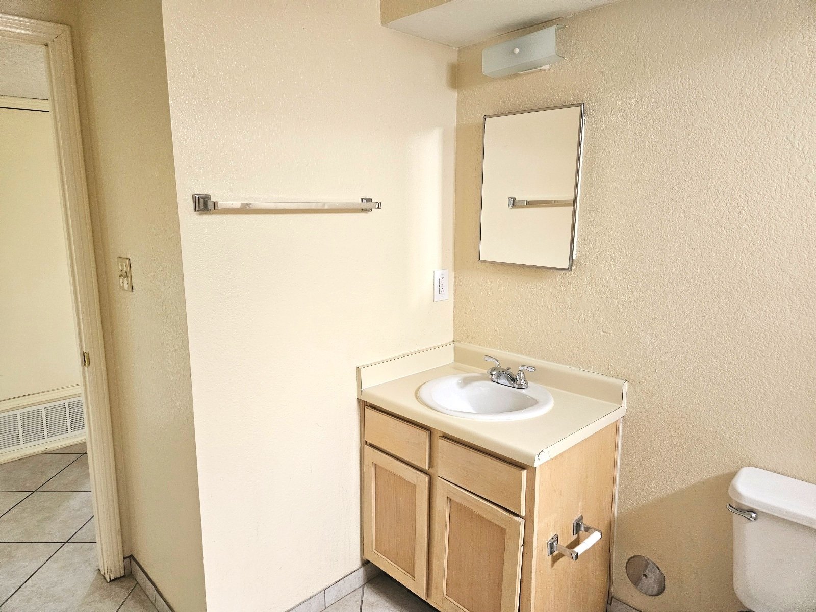 WESTSIDE: 2 BR, 1 BA REFRIGERATED AIR property image