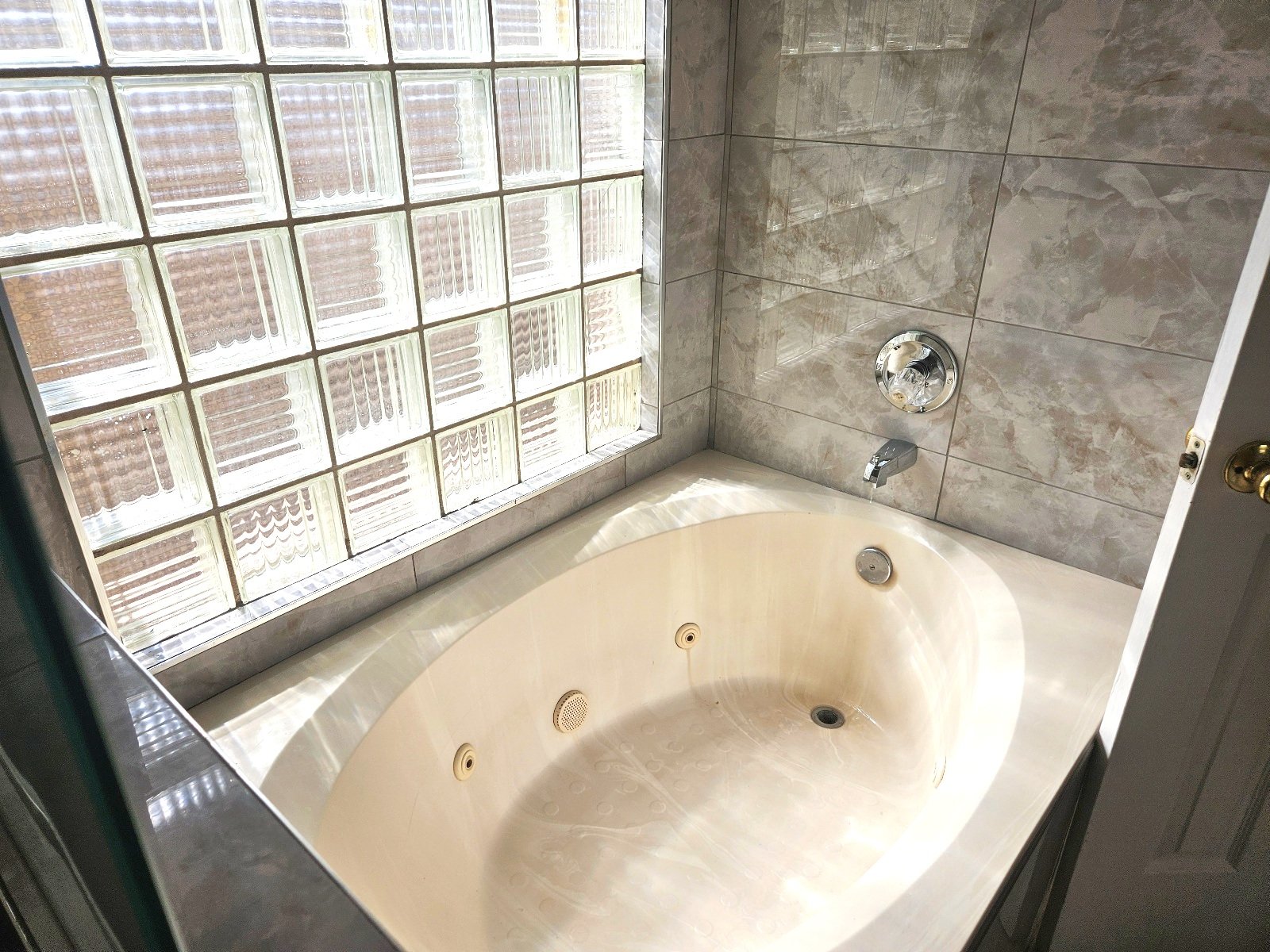 GEORGE DIETER & MONTANA: 3 BR, 2.5 BTH ***REFRIGERATED AIR*** property image