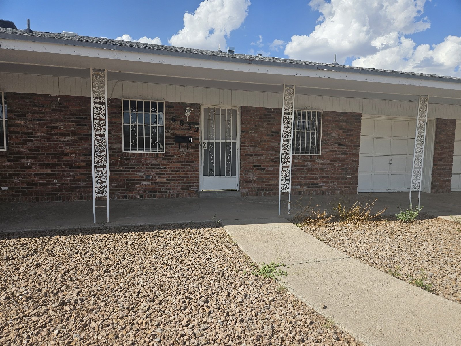 WEST: DUPLEX: 2 BR 2 BTH *** REFRIGERATED AIR *** property image