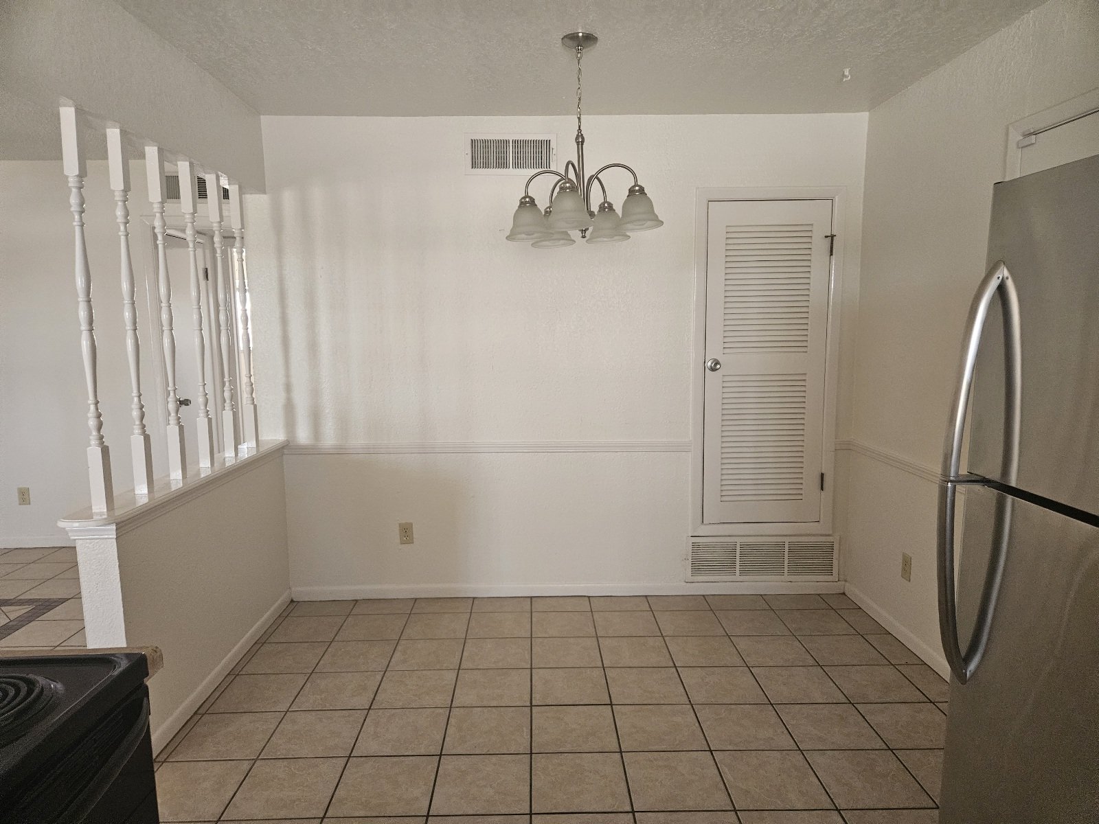 WEST: DUPLEX: 2 BR 2 BTH *** REFRIGERATED AIR *** property image
