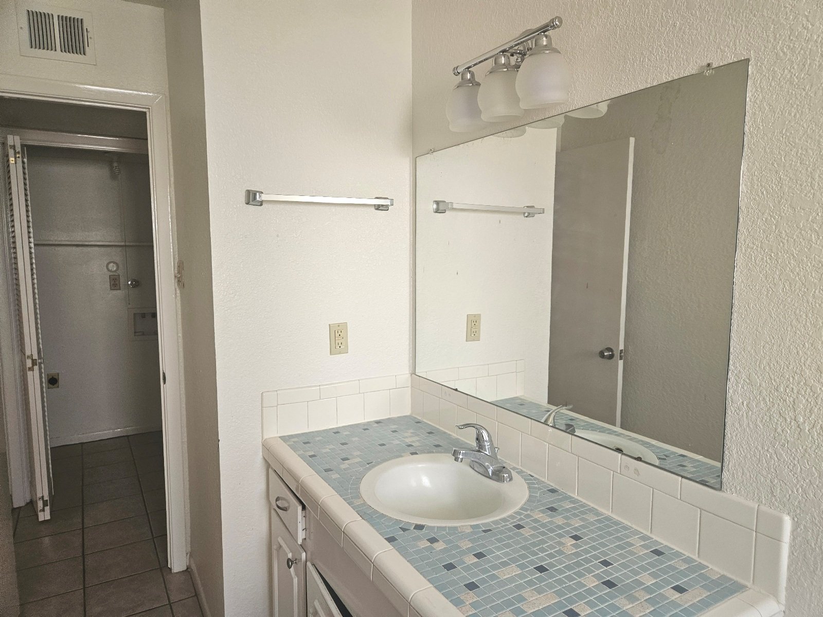 WEST: DUPLEX: 2 BR 2 BTH *** REFRIGERATED AIR *** property image